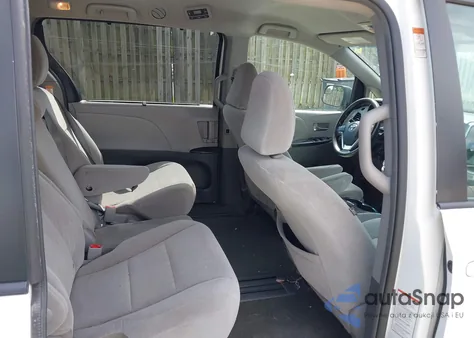 2017 Toyota Sienna Le 8 Passenger z USA, uszkodzony, nr VIN 5TDKZ3DC5HS826355